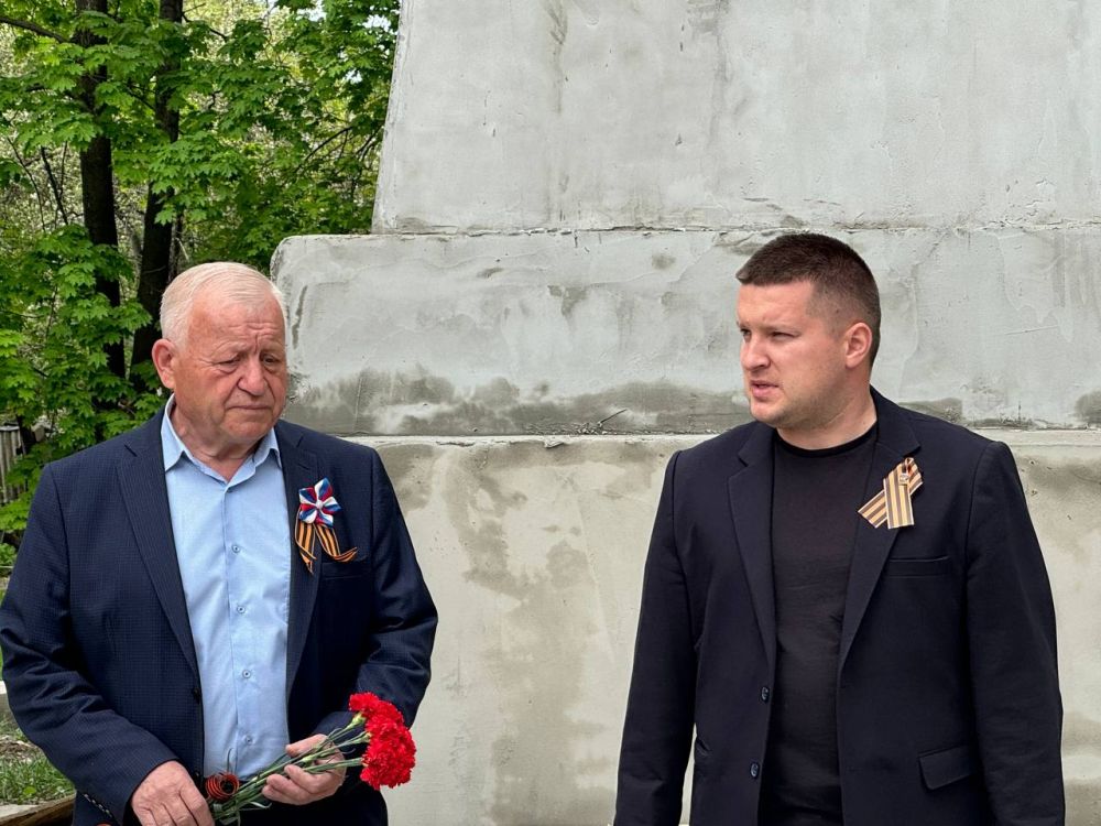 Партийцы возложили цветы к братской могиле советских воинов на посёлке Залесное Партийцы возложили цветы к братской могиле советских воинов на посёлке Залесное