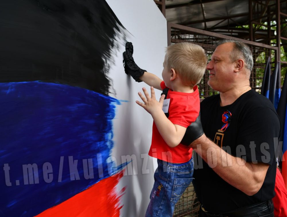 Алексей Кулемзин: Флаг Донецкой Народной Республики в детских руках! Алексей Кулемзин: Флаг Донецкой Народной Республики в детских руках!