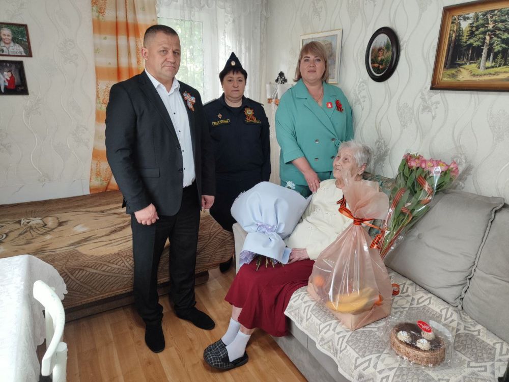 7 мая руководитель Управы Горняцкого внутригородского района Олеся Осатюк совместно с военным комиссаром военного комиссариата (Горняцкого и Червоногвардейского района) Василием Кувыкиным, старшим судебным приставом... 7 мая руководитель Управы Горняцкого внутригородского района Олеся Осатюк совместно с военным комиссаром военного комиссариата (Горняцкого и Червоногвардейского района) Василием Кувыкиным, старшим судебным приставом...