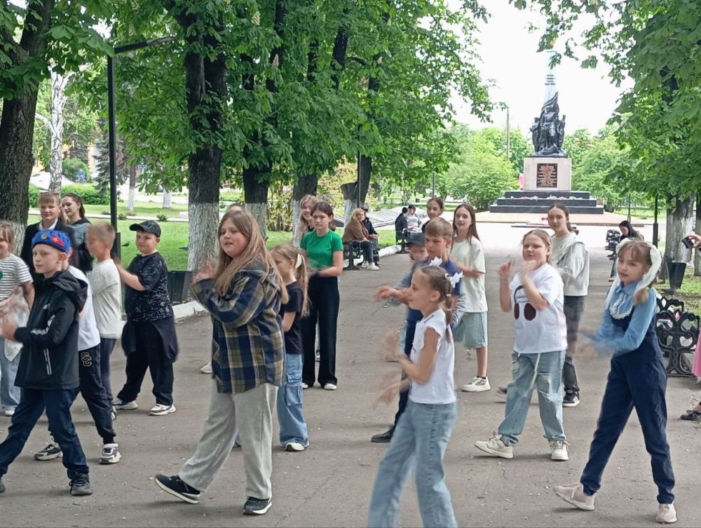 МБУ "Центр Культуры и Досуга города Дебальцево" подарил юным жителям города яркий и незабываемый праздник, проведя детскую песенно-музыкальную программу "На улице май - выходи гуляй!" МБУ "Центр Культуры и Досуга города Дебальцево" подарил юным жителям города яркий и незабываемый праздник, проведя детскую песенно-музыкальную программу "На улице май - выходи гуляй!"