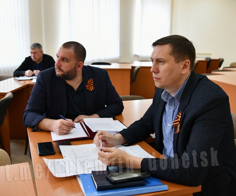 Алексей Кулемзин: Сегодня в администрации городского округа Донецк состоялось первое заседание жилищной комиссии Алексей Кулемзин: Сегодня в администрации городского округа Донецк состоялось первое заседание жилищной комиссии