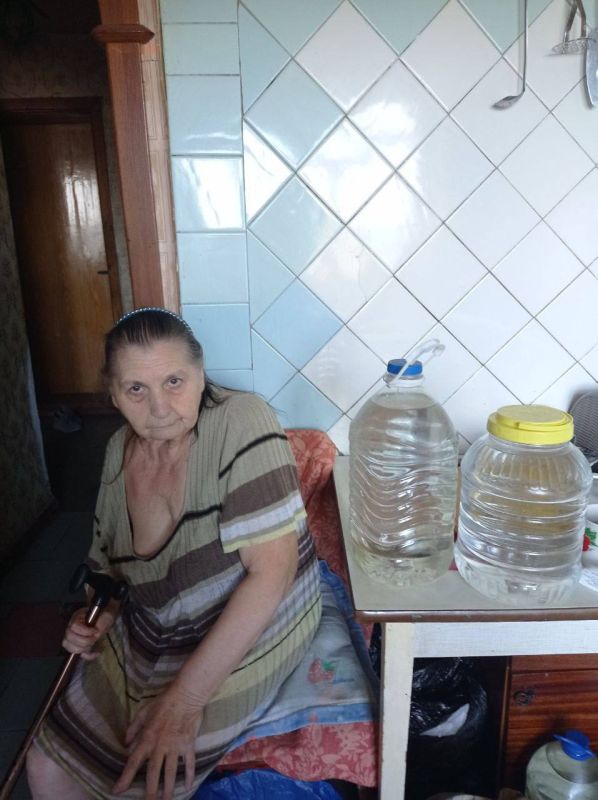 Добро нельзя отдать навсегда, оно обязательно вернется! Активисты общественной организации «Молодая Гвардия Единой России» в рамках акции «Эстафета добра» и с заботой о старшем поколении, доставляют питьевую воду людям... Добро нельзя отдать навсегда, оно обязательно вернется! Активисты общественной организации «Молодая Гвардия Единой России» в рамках акции «Эстафета добра» и с заботой о старшем поколении, доставляют питьевую воду людям...