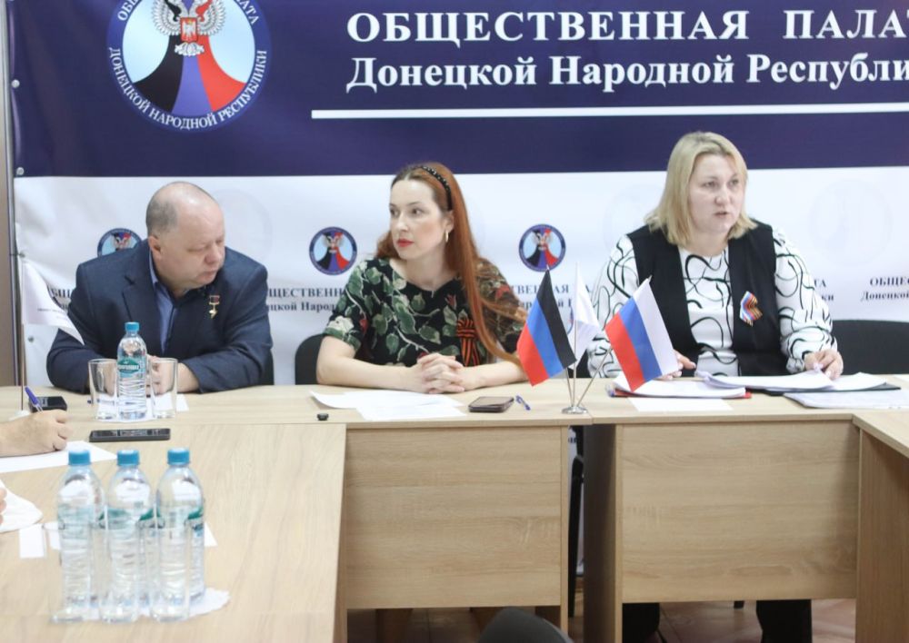 Члены Общественной палаты ДНР приняли участие в заседании общественного совета патриотического проекта «Книга Памяти: Опалённые дневники Донбасса. Непокорённые» Члены Общественной палаты ДНР приняли участие в заседании общественного совета патриотического проекта «Книга Памяти: Опалённые дневники Донбасса. Непокорённые»