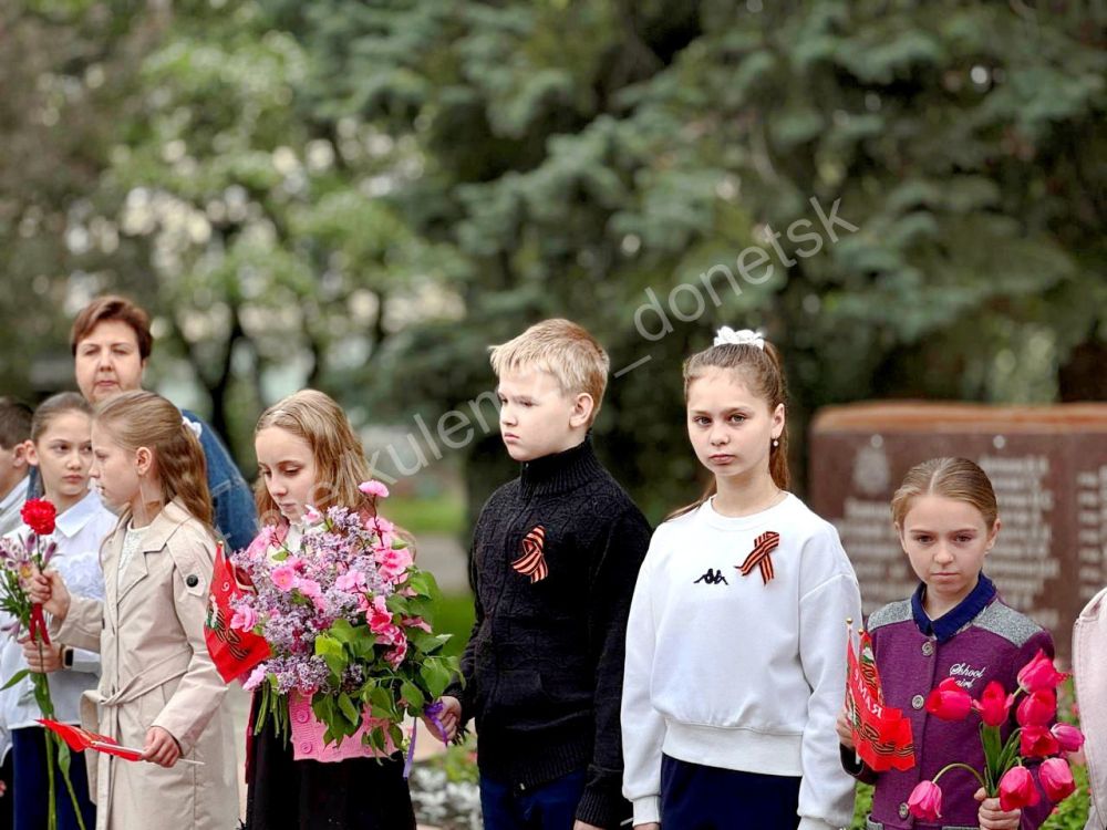 В преддверии 80-й годовщины Великой Победы обучающиеся и педагоги учреждений образования Кировского района возложили цветы к памятникам, могилам героев Великой Отечественной войны В преддверии 80-й годовщины Великой Победы обучающиеся и педагоги учреждений образования Кировского района возложили цветы к памятникам, могилам героев Великой Отечественной войны