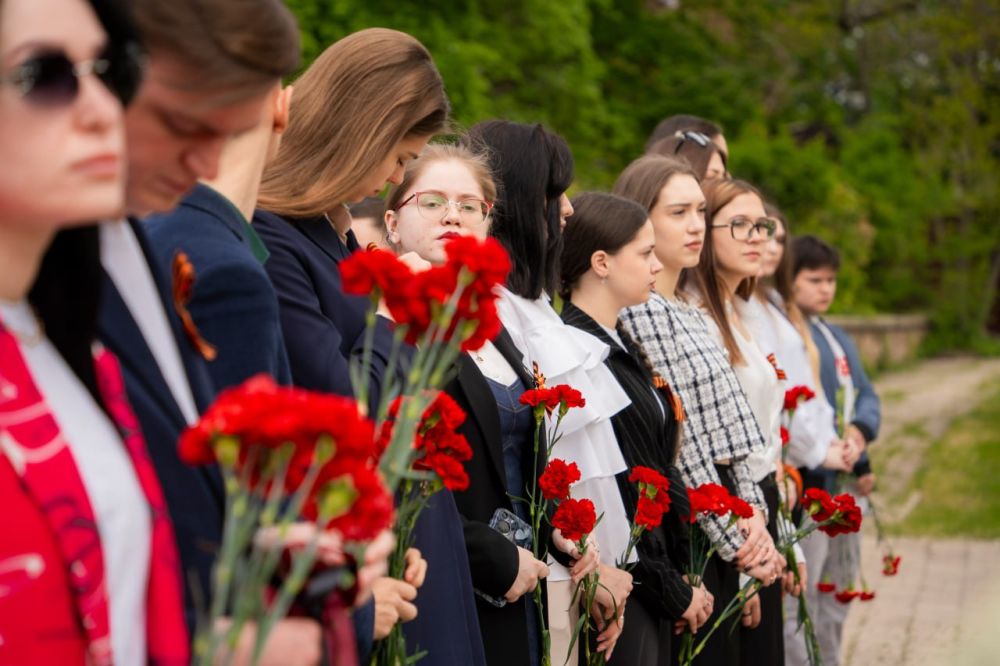 В Донецке прошла акция памяти в честь погибших работников образования и науки В Донецке прошла акция памяти в честь погибших работников образования и науки