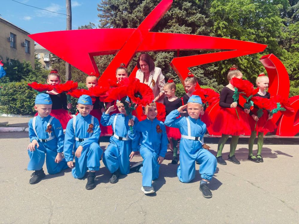 06.05.2025 года на центральной площади городского округа Торез прошел фестиваль песни о войне «В памяти вечно храним», посвященный 80 - летию Победы в Великой Отечественной войне 06.05.2025 года на центральной площади городского округа Торез прошел фестиваль песни о войне «В памяти вечно храним», посвященный 80 - летию Победы в Великой Отечественной войне