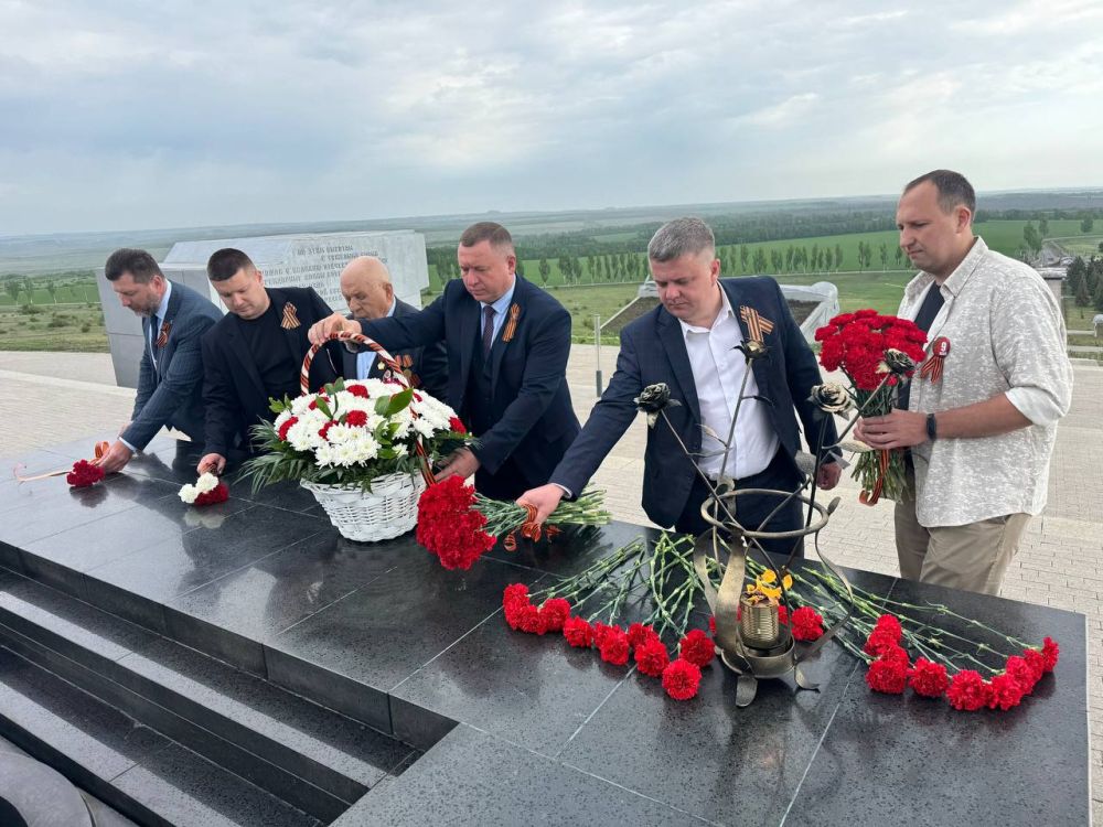 Единороссы в преддверии Дня Победы возложили цветы к Вечному огню на вершине кургана Саур - Могила Единороссы в преддверии Дня Победы возложили цветы к Вечному огню на вершине кургана Саур - Могила