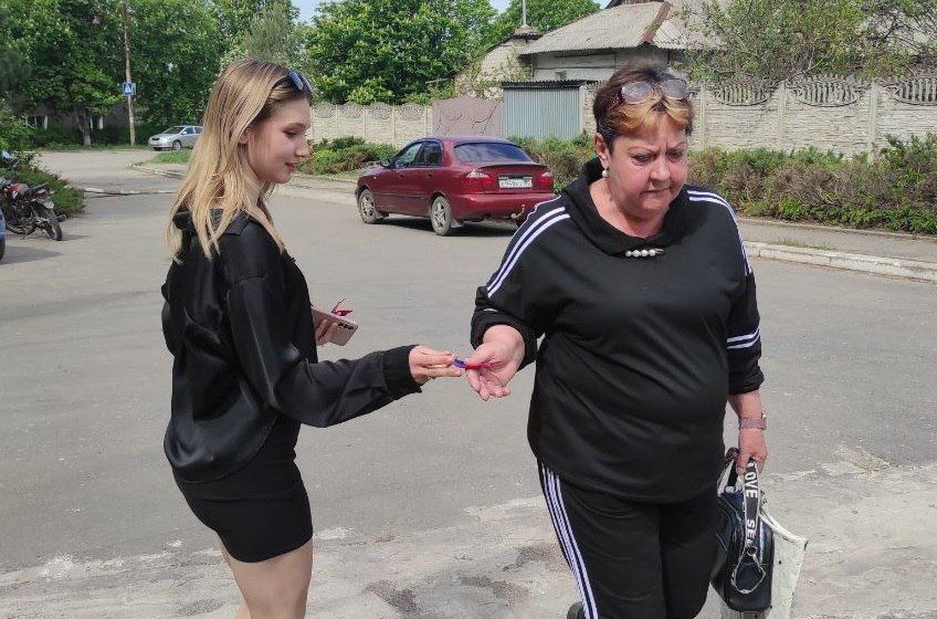 В Кировском внутригородском районе прошла акция по раздаче ленточек цвета флага ДНР «Три цвета гордости и славы» В Кировском внутригородском районе прошла акция по раздаче ленточек цвета флага ДНР «Три цвета гордости и славы»