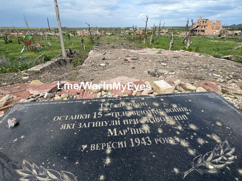 Западная окраина Донецка, Марьинка, братская могила советских воинов, разрушенная во время боев за город Западная окраина Донецка, Марьинка, братская могила советских воинов, разрушенная во время боев за город