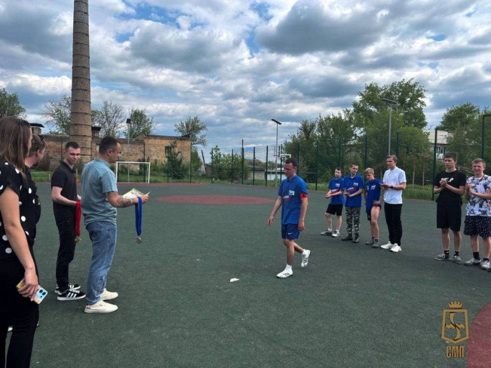 ГООООЛ!!!. Совместно с отделом спорта и туризма администрации Амвросиевского муниципального округа провели турнир по мини-футболу, приуроченный ко Дню Победы ГООООЛ!!!. Совместно с отделом спорта и туризма администрации Амвросиевского муниципального округа провели турнир по мини-футболу, приуроченный ко Дню Победы