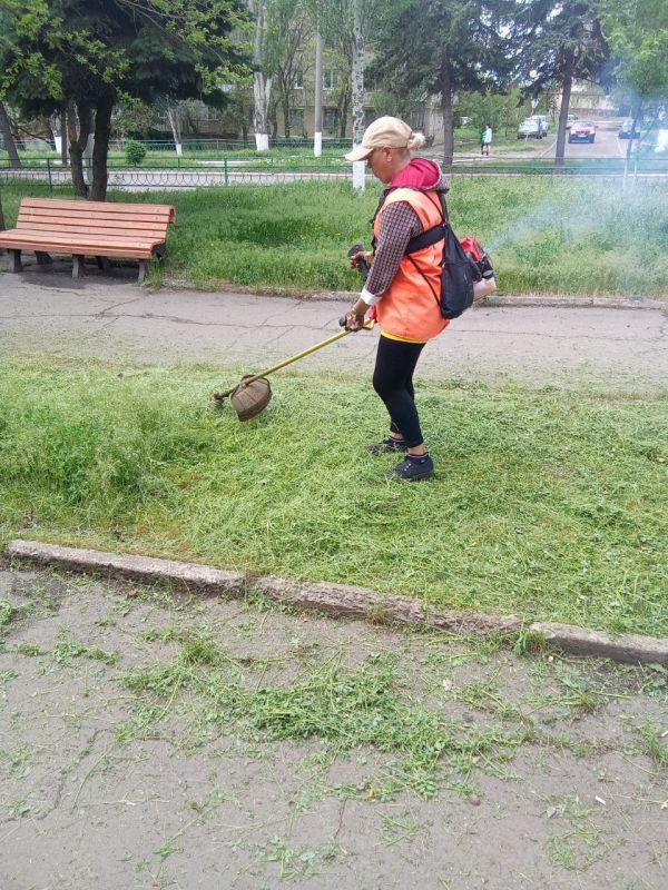 Коммунальщики Снежного продолжают благоустраивать территории общего пользования Коммунальщики Снежного продолжают благоустраивать территории общего пользования