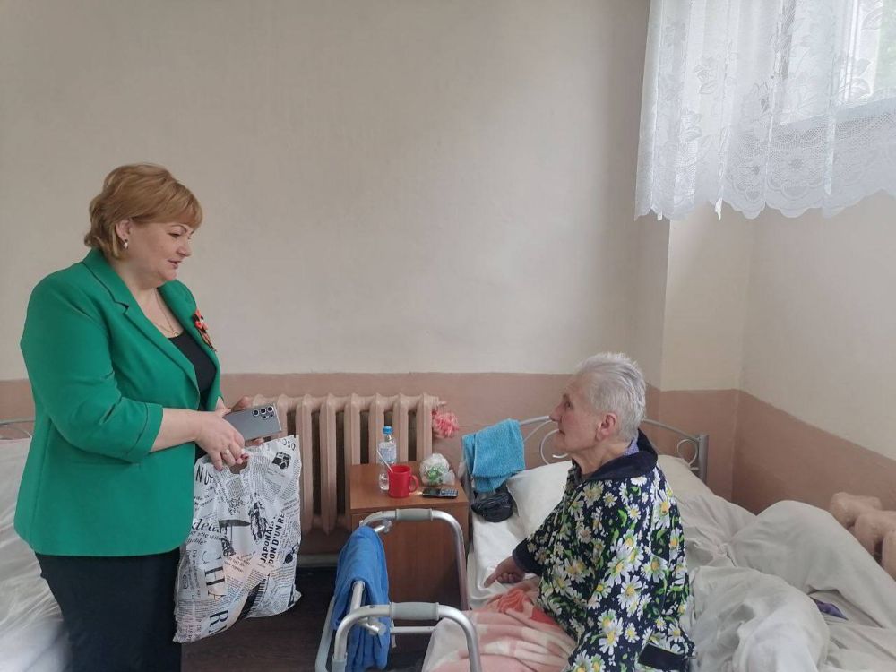 В преддверии 80-летия Победы: Ирина Сидякина поздравила ветеранов в Территориальном центре социального обслуживания В преддверии 80-летия Победы: Ирина Сидякина поздравила ветеранов в Территориальном центре социального обслуживания