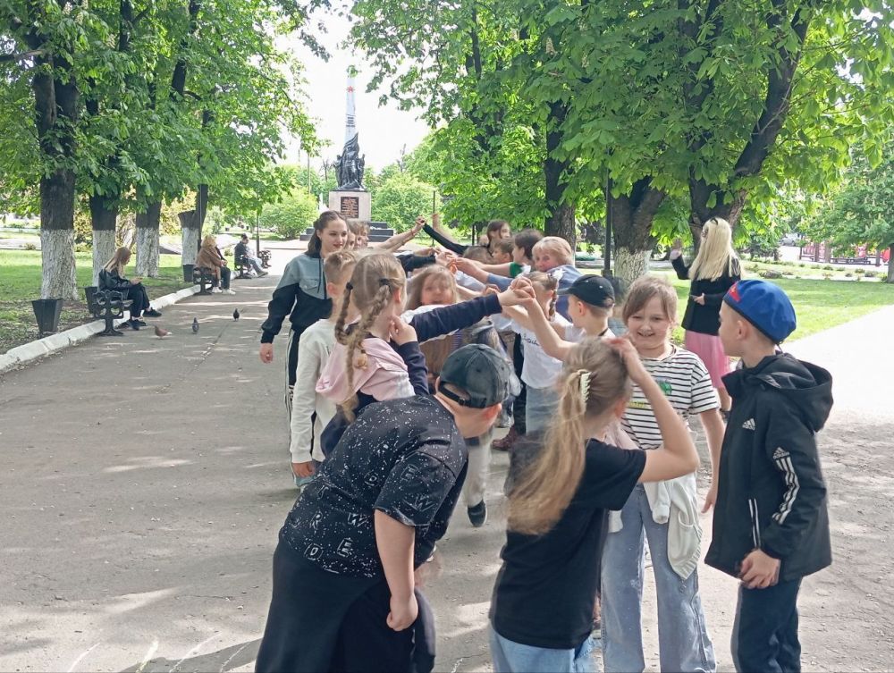 МБУ "Центр Культуры и Досуга города Дебальцево" подарил юным жителям города яркий и незабываемый праздник, проведя детскую песенно-музыкальную программу "На улице май - выходи гуляй!" МБУ "Центр Культуры и Досуга города Дебальцево" подарил юным жителям города яркий и незабываемый праздник, проведя детскую песенно-музыкальную программу "На улице май - выходи гуляй!"