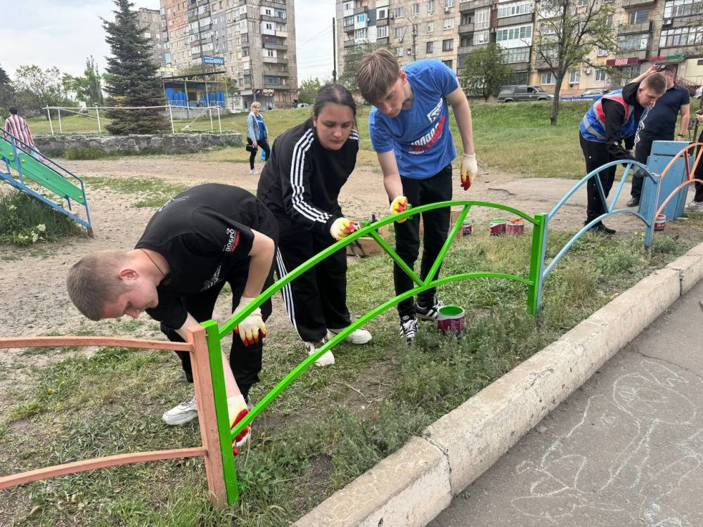 Единороссы покрасили игровую площадку Единороссы покрасили игровую площадку