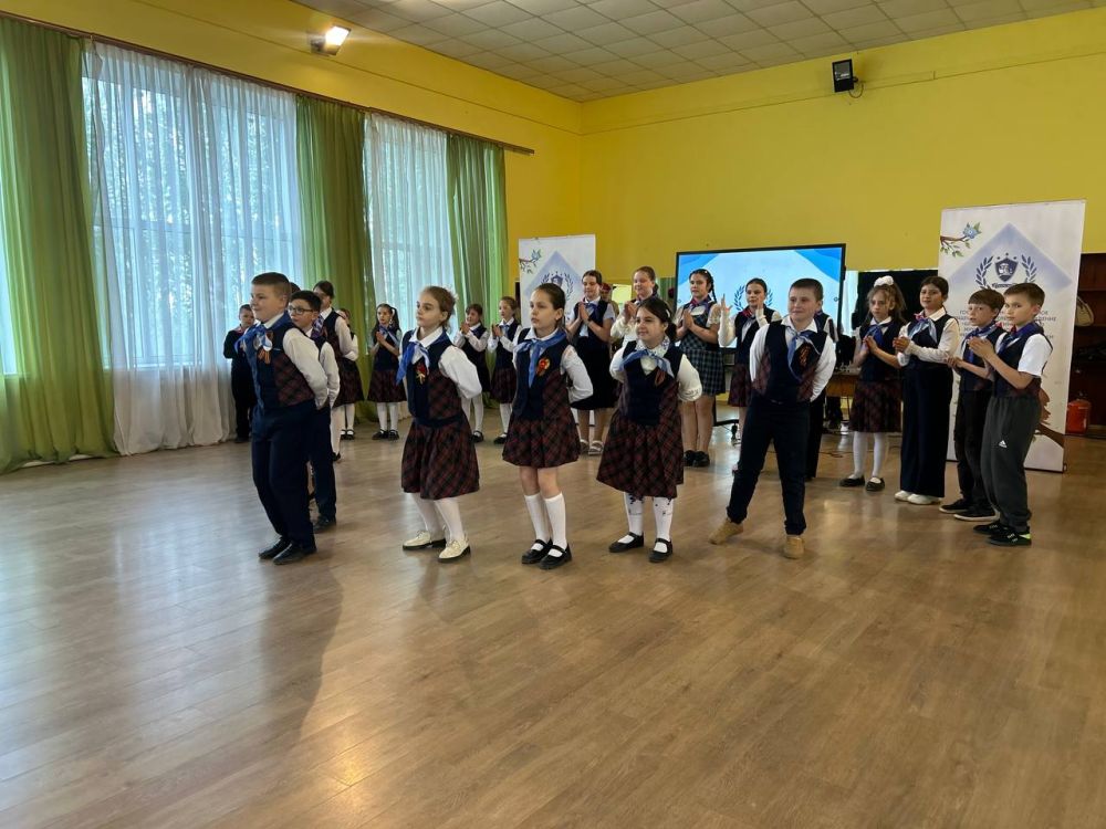 В рамках патриотического мероприятия, которое состоялось в стенах ГБОУ "Школа N1 Ясиноватского МО", начальник отдела по делам молодежи и спорта города Ясиноватая Яна Стукало рассказала о деятельности Всероссийского... В рамках патриотического мероприятия, которое состоялось в стенах ГБОУ "Школа N1 Ясиноватского МО", начальник отдела по делам молодежи и спорта города Ясиноватая Яна Стукало рассказала о деятельности Всероссийского...
