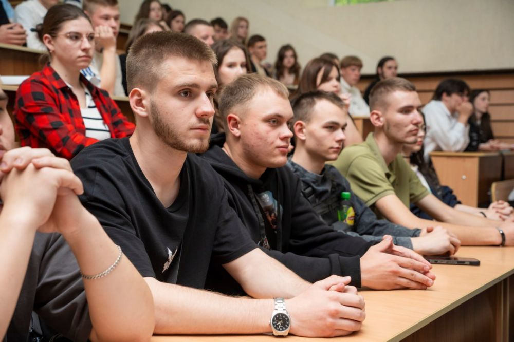 Вклад молодежи ДНР в защиту и развитие республики обсудили на лекции «Знания» Вклад молодежи ДНР в защиту и развитие республики обсудили на лекции «Знания»