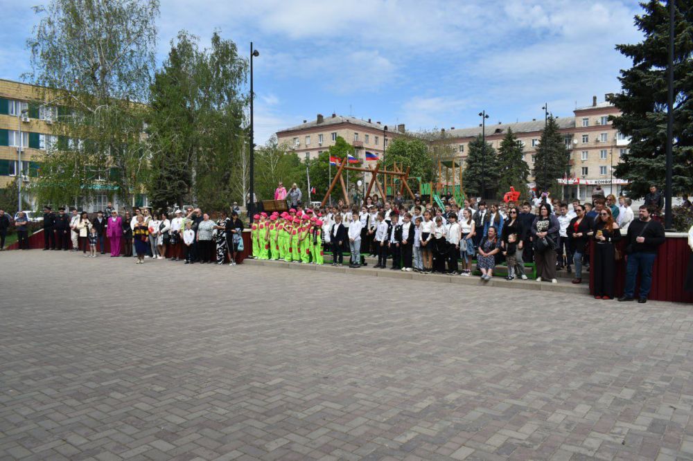 7 мая в Амвросиевке, в Центре культуры и досуга «Виктория», состоялось замечательное мероприятие, посвященное 80-летию Великой Победы 7 мая в Амвросиевке, в Центре культуры и досуга «Виктория», состоялось замечательное мероприятие, посвященное 80-летию Великой Победы