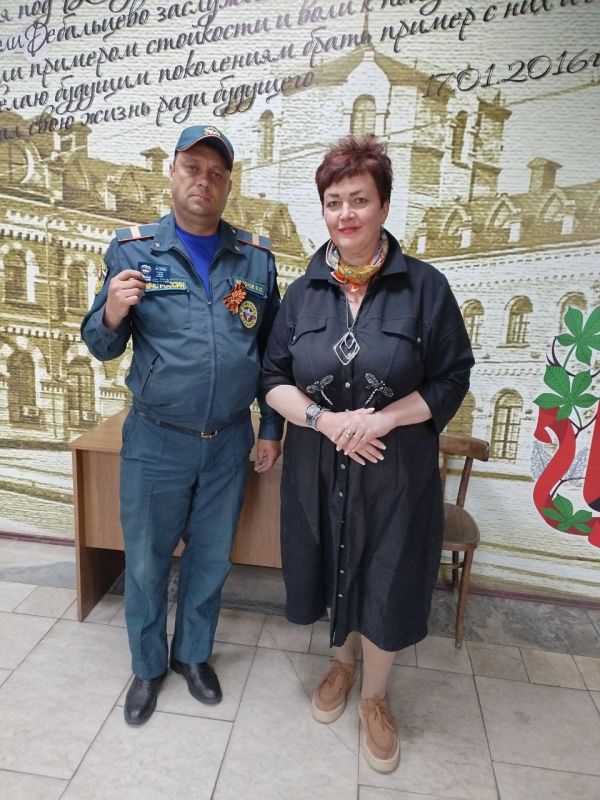 Сегодня в городе Дебальцево новые члены Всероссийской политической партии «Единая Россия» получили членские билеты Сегодня в городе Дебальцево новые члены Всероссийской политической партии «Единая Россия» получили членские билеты
