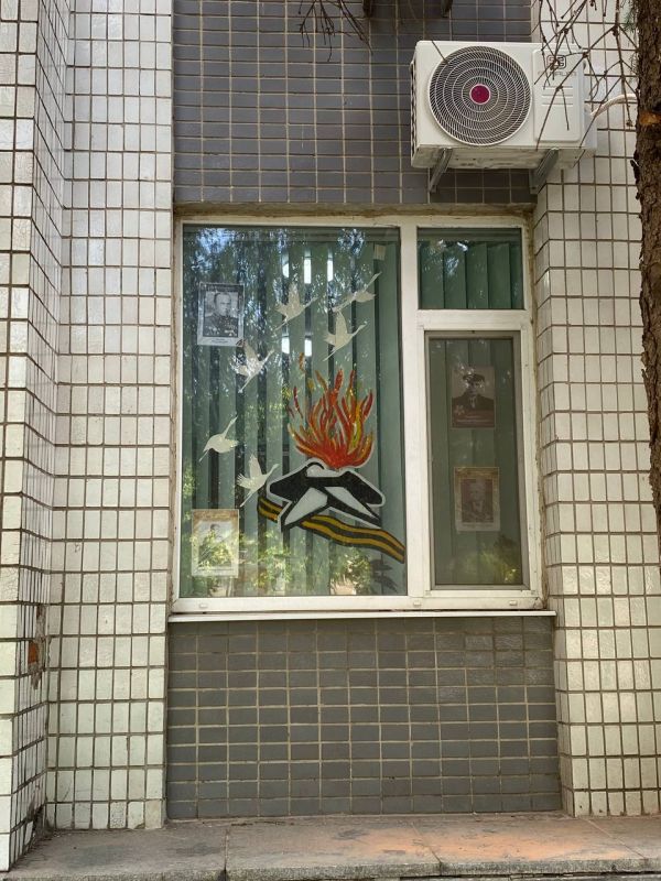 Володарский муниципальный округ с гордостью присоединился к Всероссийской акции «Окна Победы», став частью масштабного движения, объединяющего поколения в благодарной памяти о героях Великой Отечественной войны Володарский муниципальный округ с гордостью присоединился к Всероссийской акции «Окна Победы», став частью масштабного движения, объединяющего поколения в благодарной памяти о героях Великой Отечественной войны