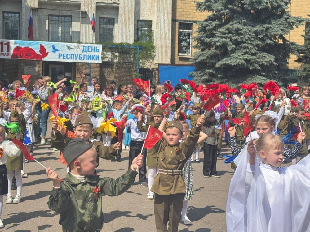 06.05.2025 года на центральной площади городского округа Торез прошел фестиваль песни о войне «В памяти вечно храним», посвященный 80 - летию Победы в Великой Отечественной войне 06.05.2025 года на центральной площади городского округа Торез прошел фестиваль песни о войне «В памяти вечно храним», посвященный 80 - летию Победы в Великой Отечественной войне