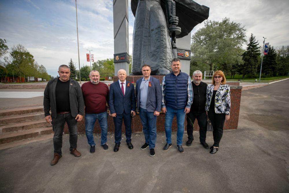 Олег Моргун: Выполнили поручение Президента Владимира Владимировича Путина и Главы Донецкой Народной Республики Дениса Владимировича Пушилина – к наступающему юбилею Победы привели в порядок 59 памятников и памятных мест... Олег Моргун: Выполнили поручение Президента Владимира Владимировича Путина и Главы Донецкой Народной Республики Дениса Владимировича Пушилина – к наступающему юбилею Победы привели в порядок 59 памятников и памятных мест...