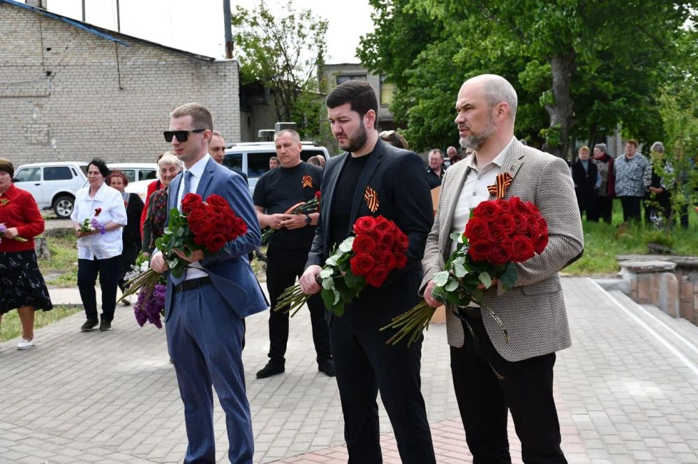Сегодня, 7 мая, в преддверии 80-летия Великой Победы, в поселке Новолуганское состоялось значимое событие - открытие памятника погибшим воинам 1941-1945 годов, восстановленный шефом-регионом Чукотским автономным округом Сегодня, 7 мая, в преддверии 80-летия Великой Победы, в поселке Новолуганское состоялось значимое событие - открытие памятника погибшим воинам 1941-1945 годов, восстановленный шефом-регионом Чукотским автономным округом