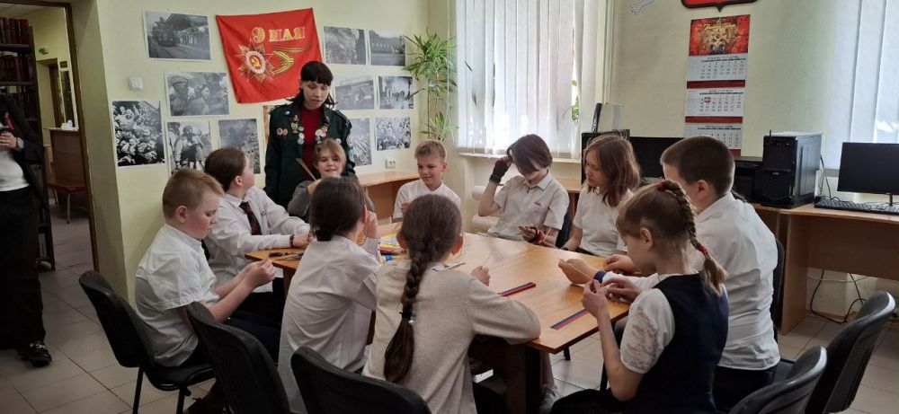 Василий Ткачук: 6 мая, в Библиотеке-филиале № 2 ЦБСВ г. Донецка при содействии Управы Калининского внутригородского района Администрации городского округа Донецк для учащихся ГБОУ «Школа № 20 г. о. Донецк» прошёл... Василий Ткачук: 6 мая, в Библиотеке-филиале № 2 ЦБСВ г. Донецка при содействии Управы Калининского внутригородского района Администрации городского округа Донецк для учащихся ГБОУ «Школа № 20 г. о. Донецк» прошёл...