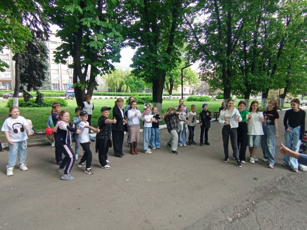 МБУ "Центр Культуры и Досуга города Дебальцево" подарил юным жителям города яркий и незабываемый праздник, проведя детскую песенно-музыкальную программу "На улице май - выходи гуляй!" МБУ "Центр Культуры и Досуга города Дебальцево" подарил юным жителям города яркий и незабываемый праздник, проведя детскую песенно-музыкальную программу "На улице май - выходи гуляй!"