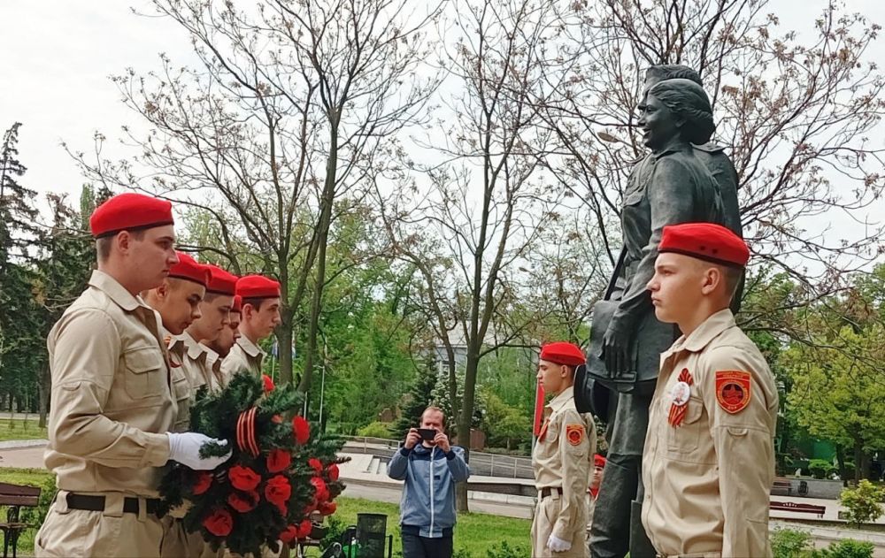 Наталья Бегуненко: В Петровском районе г. Донецка прошла церемония возложения цветов к памятнику «Петровчанам, погибшим в годы Великой Отечественной войны», посвященная 80-летию Великой Победы Наталья Бегуненко: В Петровском районе г. Донецка прошла церемония возложения цветов к памятнику «Петровчанам, погибшим в годы Великой Отечественной войны», посвященная 80-летию Великой Победы