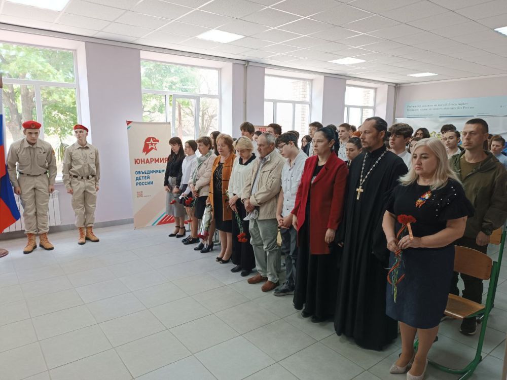 Николай Михайлов: 7 мая по партийному проекту Единой России «Новая школа» в Старобешевской школе №1 состоялось торжественное открытие «Парты Героя» выпускнику школы, участнику СВО — Самойленко Федору Сергеевичу Николай Михайлов: 7 мая по партийному проекту Единой России «Новая школа» в Старобешевской школе №1 состоялось торжественное открытие «Парты Героя» выпускнику школы, участнику СВО — Самойленко Федору Сергеевичу