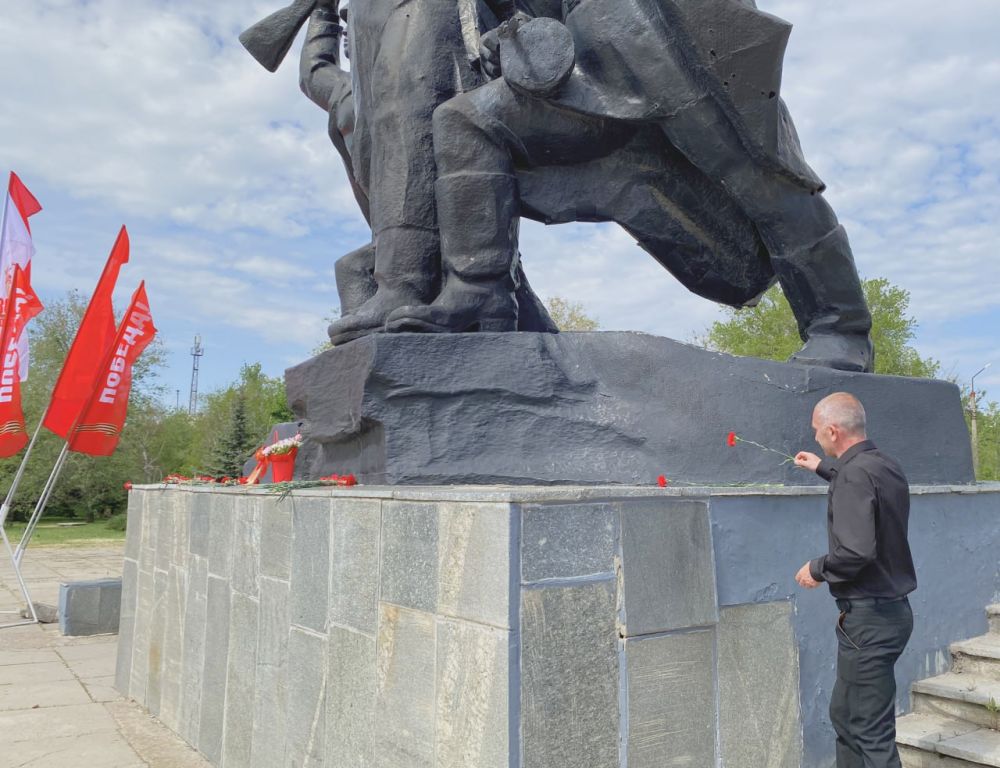 В преддверии Дня Победы, 7 мая, в городе Луганске сотрудники Управления Россельхознадзора по Донецкой Народной Республике и Луганской Народной Республике приняли участие в торжественном возложении цветов к памятнику войскам... В преддверии Дня Победы, 7 мая, в городе Луганске сотрудники Управления Россельхознадзора по Донецкой Народной Республике и Луганской Народной Республике приняли участие в торжественном возложении цветов к памятнику войскам...