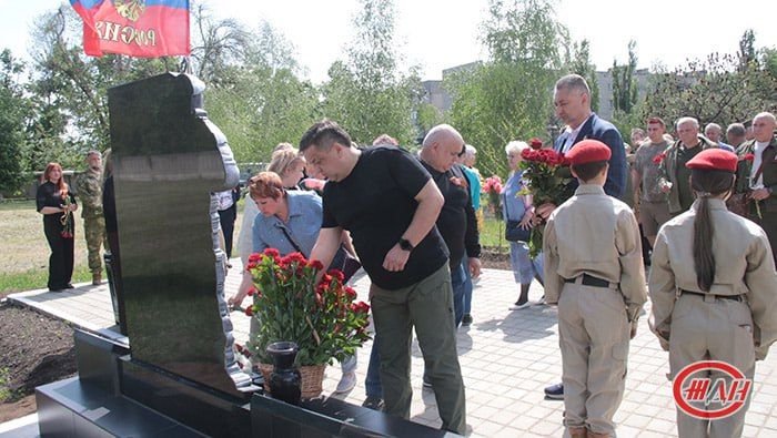 Сегодня, 7 мая, на территории Дебальцевского отряда ведомственной охраны ФГУП «ЖДН» торжественное открыт мемориал в память о сотрудниках Центра ведомственной охраны ФГУП «ЖДН», погибших в ходе специальной военной операции Сегодня, 7 мая, на территории Дебальцевского отряда ведомственной охраны ФГУП «ЖДН» торжественное открыт мемориал в память о сотрудниках Центра ведомственной охраны ФГУП «ЖДН», погибших в ходе специальной военной операции