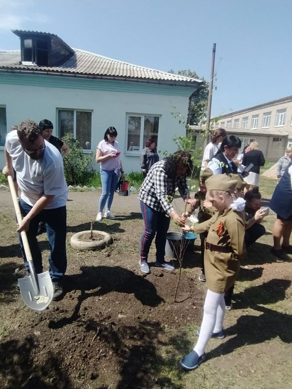Символ Мира. В городском округе Иловайск на территории детского сада №3 «Ласточка» к 80-летию Великой Победы состоялась акция по высадке берез, как символ Мира Символ Мира. В городском округе Иловайск на территории детского сада №3 «Ласточка» к 80-летию Великой Победы состоялась акция по высадке берез, как символ Мира