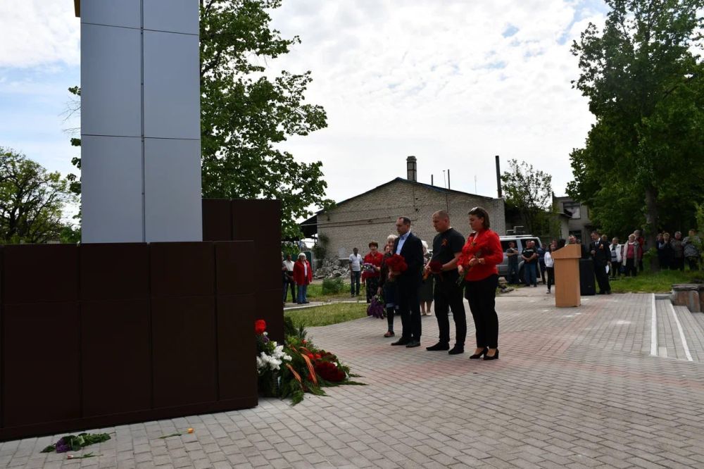 Сегодня, 7 мая, в преддверии 80-летия Великой Победы, в поселке Новолуганское состоялось значимое событие - открытие памятника погибшим воинам 1941-1945 годов, восстановленный шефом-регионом Чукотским автономным округом Сегодня, 7 мая, в преддверии 80-летия Великой Победы, в поселке Новолуганское состоялось значимое событие - открытие памятника погибшим воинам 1941-1945 годов, восстановленный шефом-регионом Чукотским автономным округом