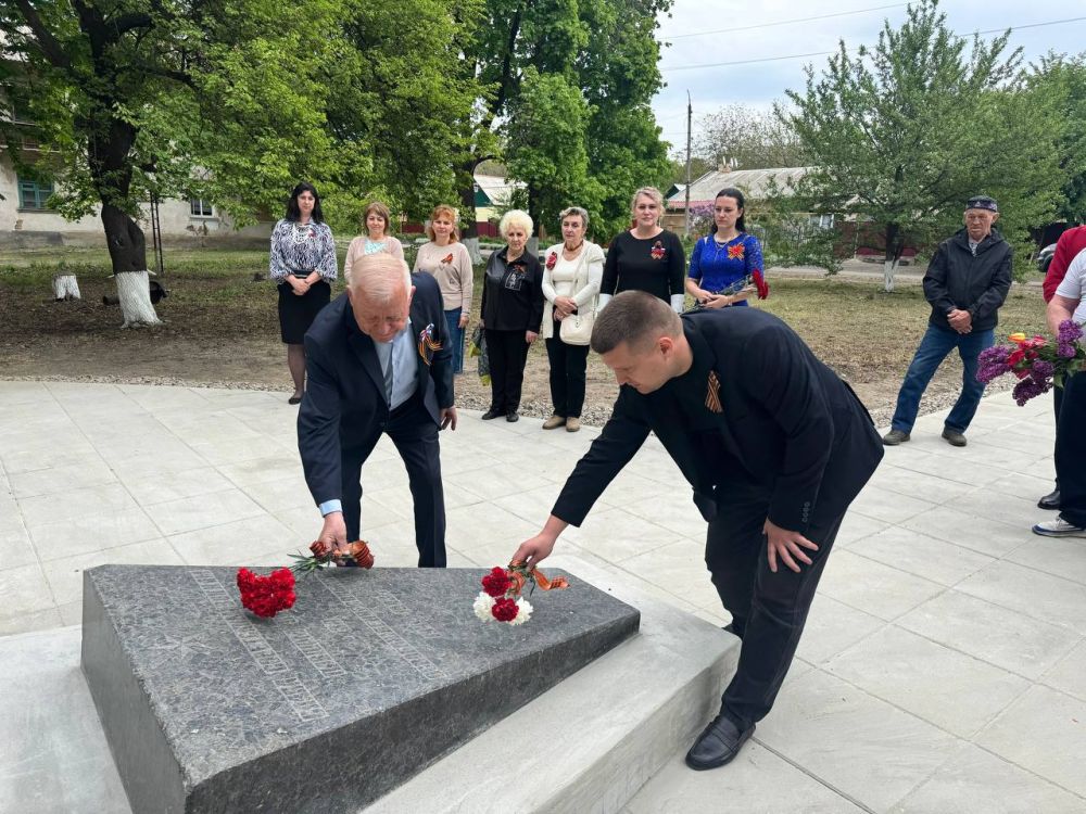 Партийцы возложили цветы к братской могиле советских воинов на посёлке Залесное Партийцы возложили цветы к братской могиле советских воинов на посёлке Залесное