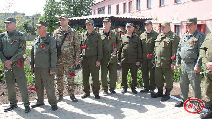 Сегодня, 7 мая, на территории Дебальцевского отряда ведомственной охраны ФГУП «ЖДН» торжественное открыт мемориал в память о сотрудниках Центра ведомственной охраны ФГУП «ЖДН», погибших в ходе специальной военной операции Сегодня, 7 мая, на территории Дебальцевского отряда ведомственной охраны ФГУП «ЖДН» торжественное открыт мемориал в память о сотрудниках Центра ведомственной охраны ФГУП «ЖДН», погибших в ходе специальной военной операции
