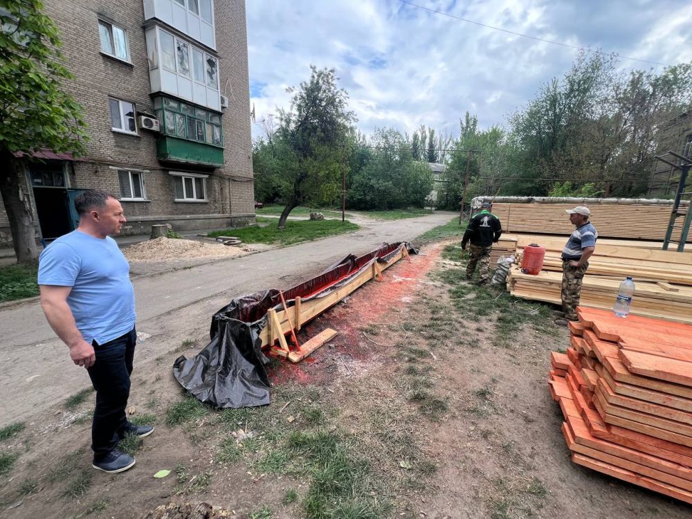 Вчера проверил ход ремонтно-восстановительных работ в многоквартирных домах на микрорайоне 3 и улице Коммунальной Вчера проверил ход ремонтно-восстановительных работ в многоквартирных домах на микрорайоне 3 и улице Коммунальной