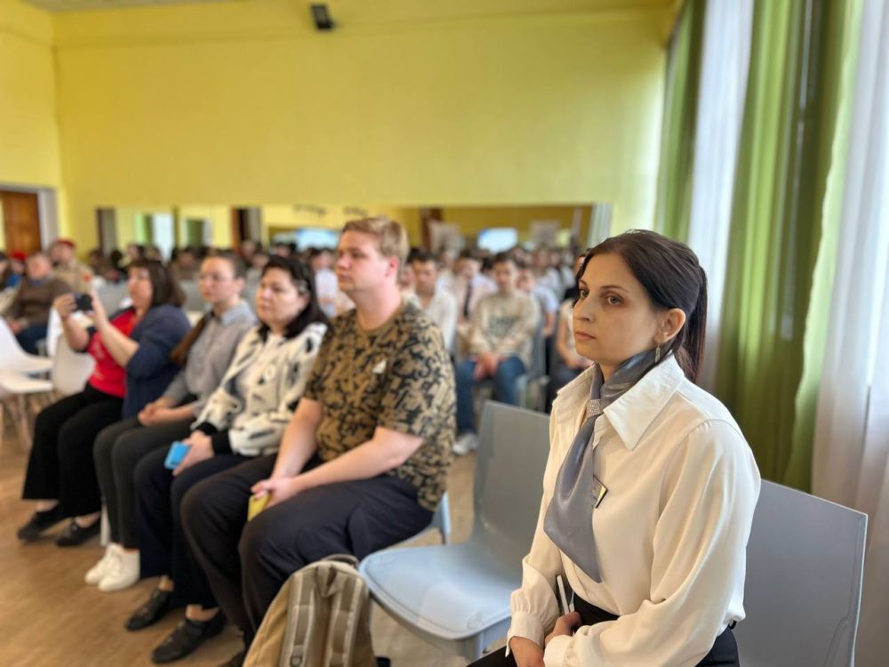 В рамках патриотического мероприятия, которое состоялось в стенах ГБОУ "Школа N1 Ясиноватского МО", начальник отдела по делам молодежи и спорта города Ясиноватая Яна Стукало рассказала о деятельности Всероссийского... В рамках патриотического мероприятия, которое состоялось в стенах ГБОУ "Школа N1 Ясиноватского МО", начальник отдела по делам молодежи и спорта города Ясиноватая Яна Стукало рассказала о деятельности Всероссийского...