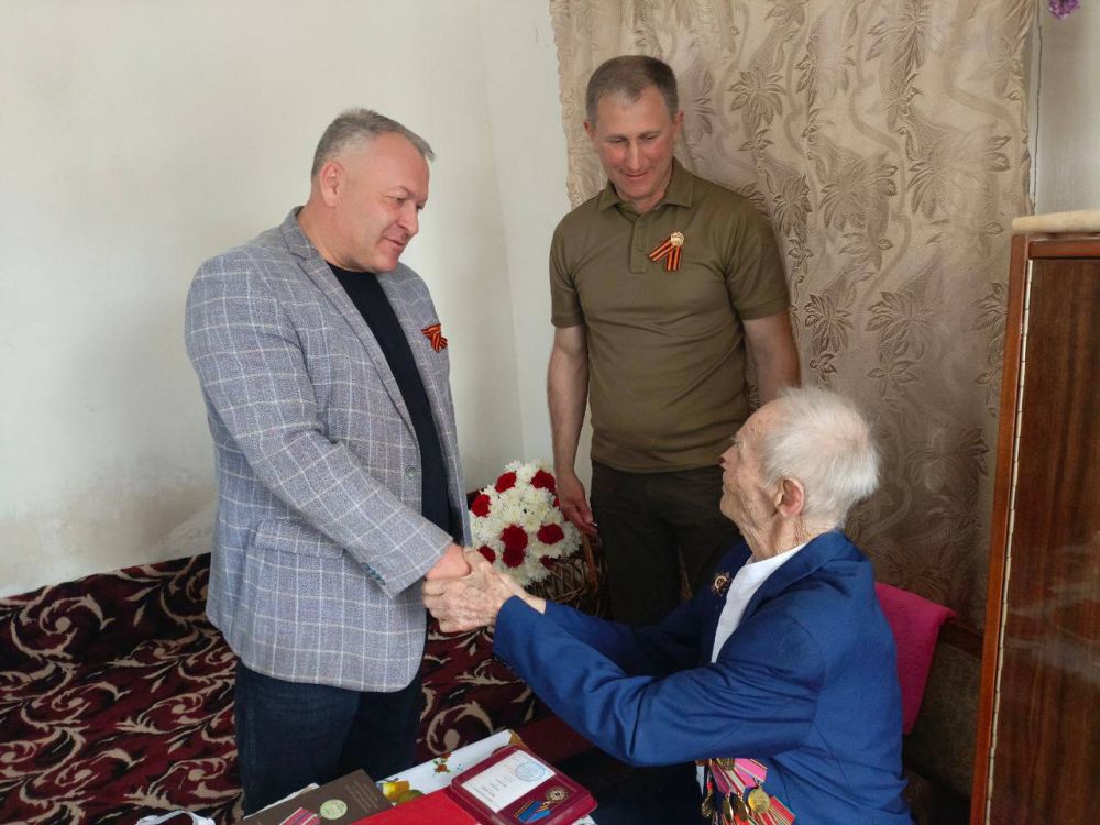 В Шахтерском округе поздравили ветерана Великой Отечественной войны с предстоящим праздником В Шахтерском округе поздравили ветерана Великой Отечественной войны с предстоящим праздником
