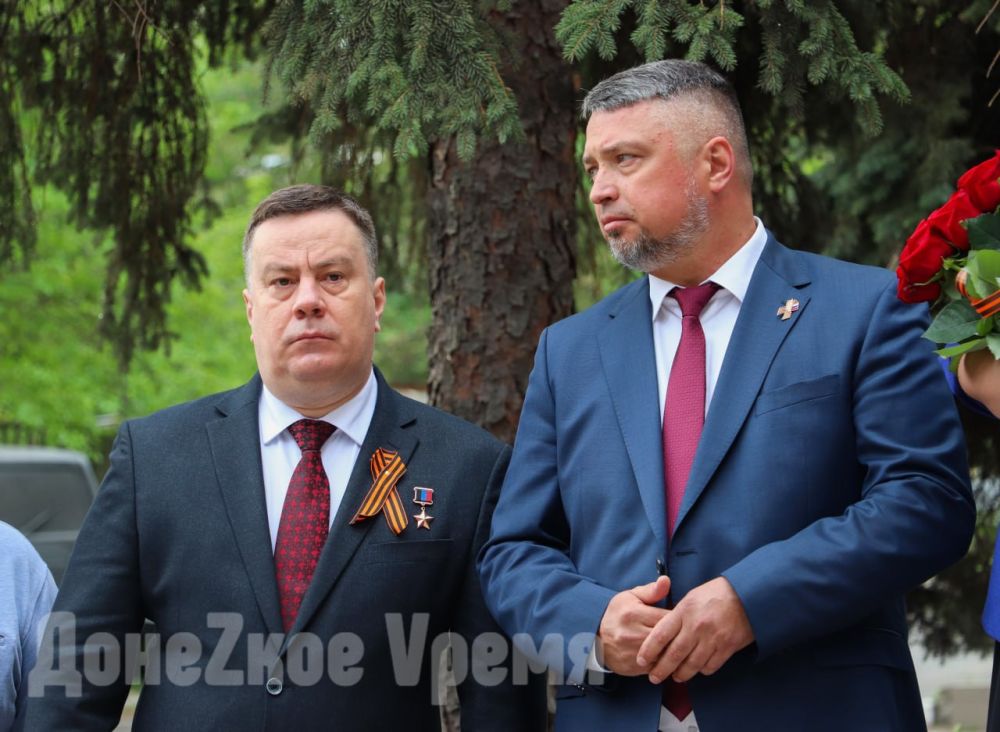Погибшим на фронте и в тылу: в Донецке открыли “Стелу Памяти” сотрудникам “Донбасстеплоэнерго” Погибшим на фронте и в тылу: в Донецке открыли “Стелу Памяти” сотрудникам “Донбасстеплоэнерго”