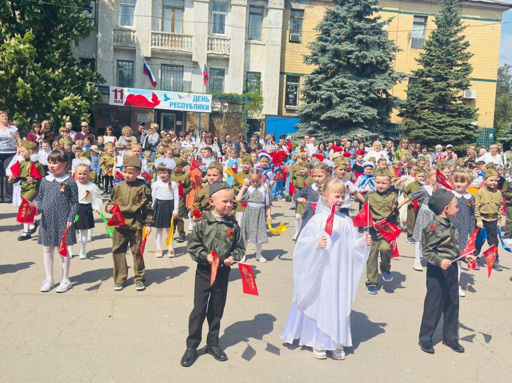 06.05.2025 года на центральной площади городского округа Торез прошел фестиваль песни о войне «В памяти вечно храним», посвященный 80 - летию Победы в Великой Отечественной войне 06.05.2025 года на центральной площади городского округа Торез прошел фестиваль песни о войне «В памяти вечно храним», посвященный 80 - летию Победы в Великой Отечественной войне