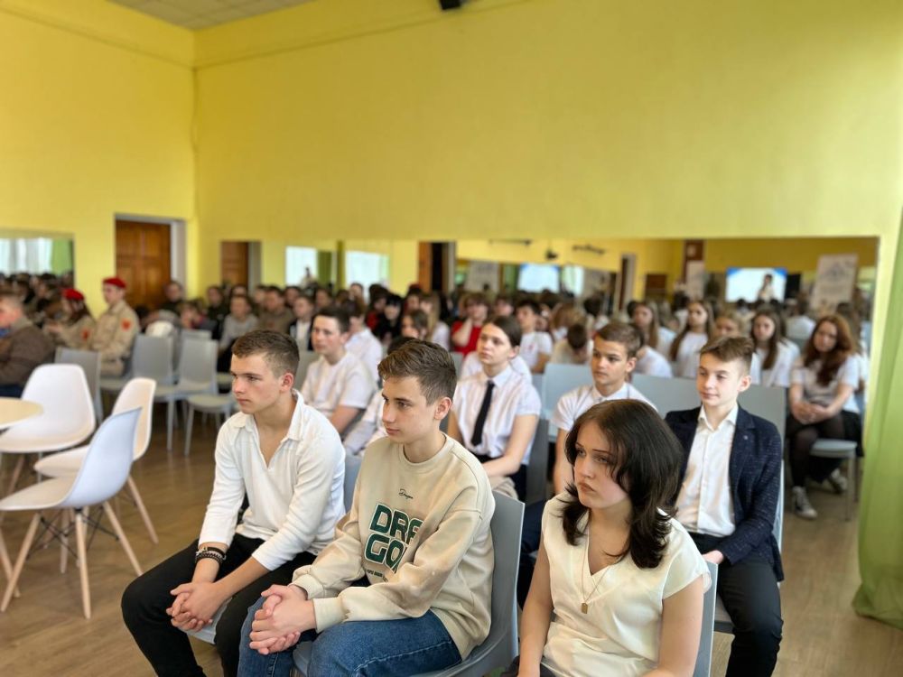 В рамках патриотического мероприятия, которое состоялось в стенах ГБОУ "Школа N1 Ясиноватского МО", начальник отдела по делам молодежи и спорта города Ясиноватая Яна Стукало рассказала о деятельности Всероссийского... В рамках патриотического мероприятия, которое состоялось в стенах ГБОУ "Школа N1 Ясиноватского МО", начальник отдела по делам молодежи и спорта города Ясиноватая Яна Стукало рассказала о деятельности Всероссийского...