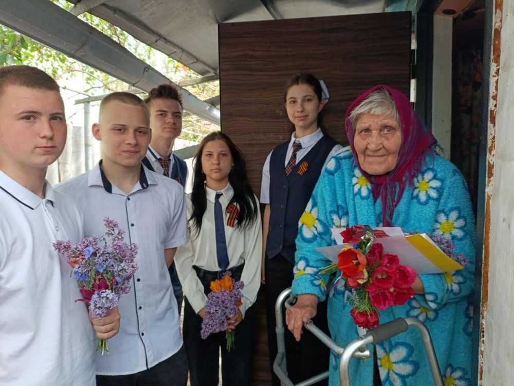 В преддверии празднования 80-ой годовщины Победы в Великой Отечественной войне 1941-1945 гг. учащиеся общеобразовательный учреждений г. Моспино поздравили с 80-летием Великой Победы ветеранов Великой Отечественной войны В преддверии празднования 80-ой годовщины Победы в Великой Отечественной войне 1941-1945 гг. учащиеся общеобразовательный учреждений г. Моспино поздравили с 80-летием Великой Победы ветеранов Великой Отечественной войны