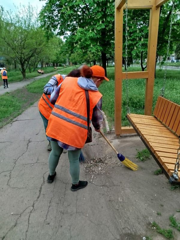 Коммунальщики Снежного продолжают благоустраивать территории общего пользования Коммунальщики Снежного продолжают благоустраивать территории общего пользования