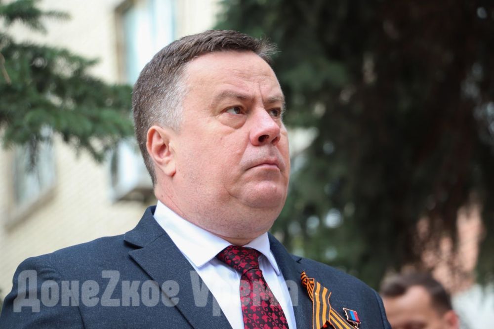 Погибшим на фронте и в тылу: в Донецке открыли “Стелу Памяти” сотрудникам “Донбасстеплоэнерго” Погибшим на фронте и в тылу: в Донецке открыли “Стелу Памяти” сотрудникам “Донбасстеплоэнерго”