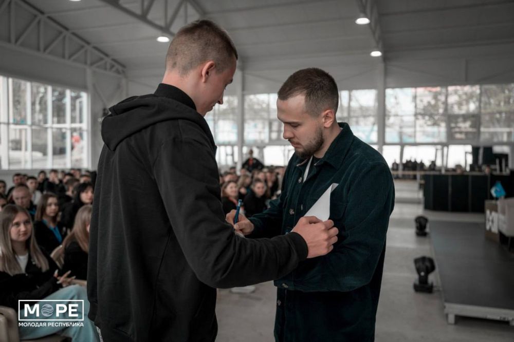 С Русланом знакомы давно, еще до его активной деятельности в «Молодой Республике» С Русланом знакомы давно, еще до его активной деятельности в «Молодой Республике»