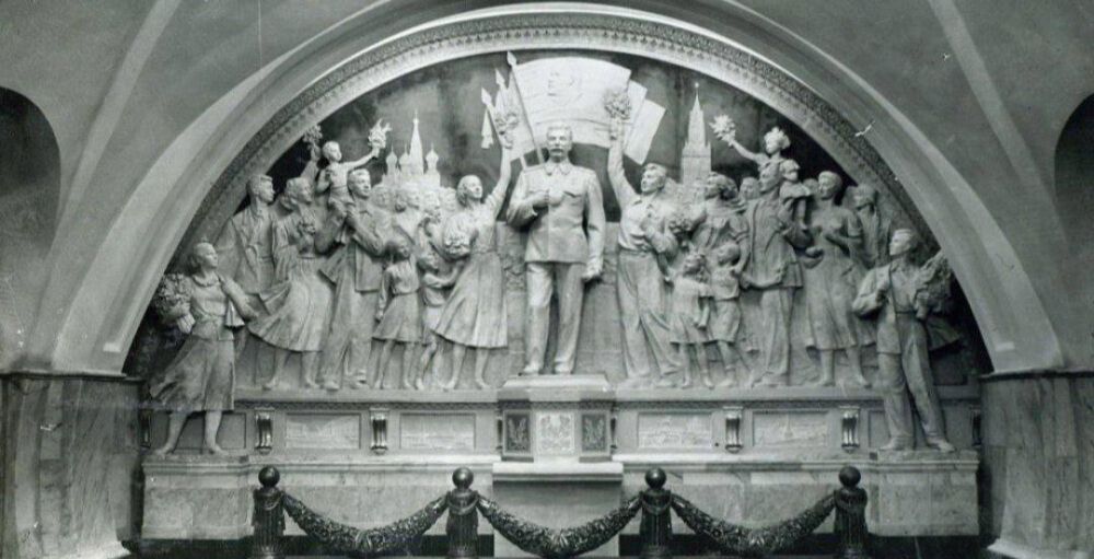 В московском метрополитене будет смонтирована скульптурная композиция — уменьшенная копия барельефа «Благодарность народа вождю-полководцу» с изображением Иосифа Сталина в окружении трудящихся и детей В московском метрополитене будет смонтирована скульптурная композиция — уменьшенная копия барельефа «Благодарность народа вождю-полководцу» с изображением Иосифа Сталина в окружении трудящихся и детей
