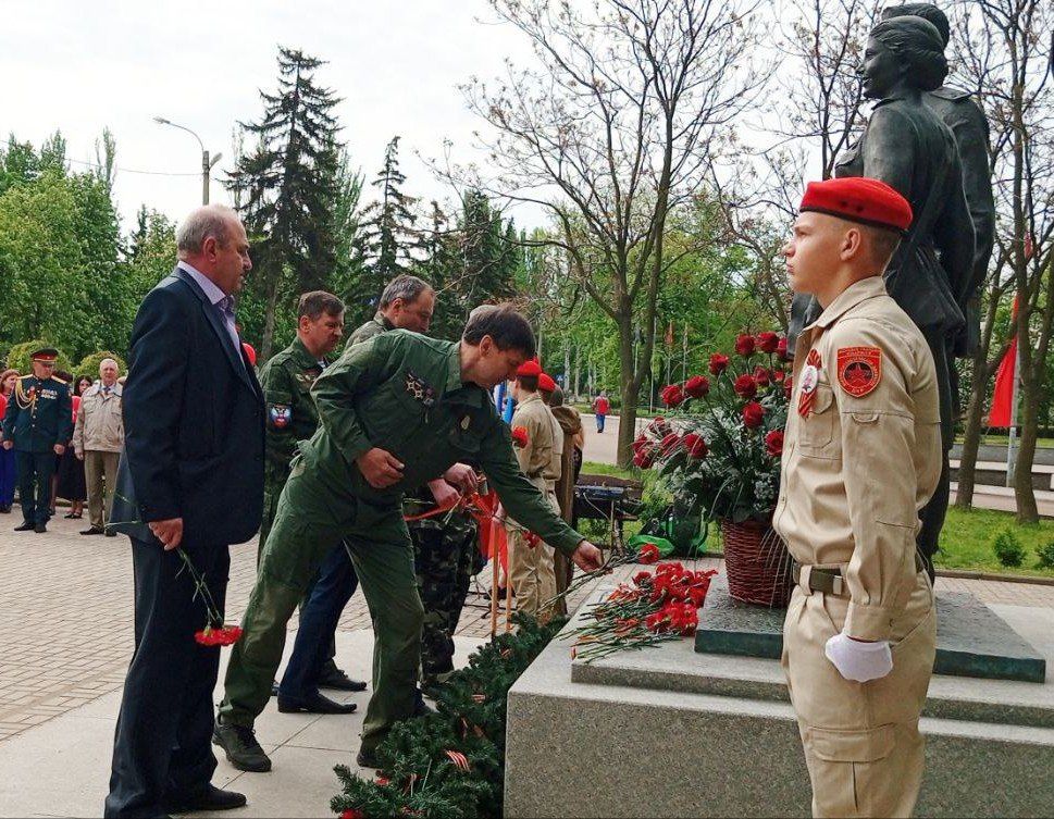 Наталья Бегуненко: В Петровском районе г. Донецка прошла церемония возложения цветов к памятнику «Петровчанам, погибшим в годы Великой Отечественной войны», посвященная 80-летию Великой Победы Наталья Бегуненко: В Петровском районе г. Донецка прошла церемония возложения цветов к памятнику «Петровчанам, погибшим в годы Великой Отечественной войны», посвященная 80-летию Великой Победы