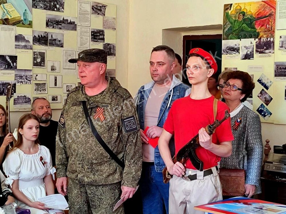 Алексей Кулемзин: С 2022 года донецкие школы активно участвуют во Всероссийском образовательном проекте «Парта Героя» Алексей Кулемзин: С 2022 года донецкие школы активно участвуют во Всероссийском образовательном проекте «Парта Героя»