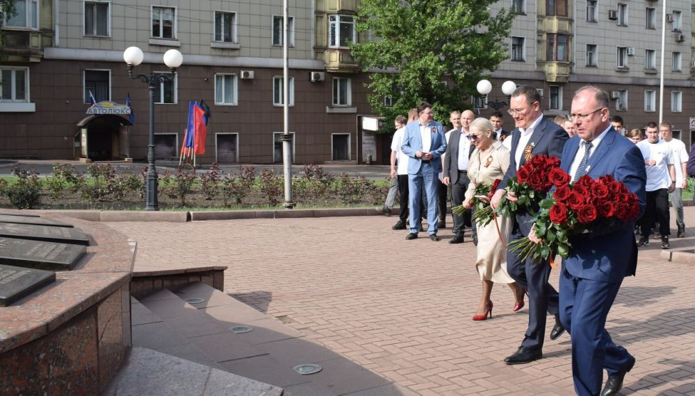 Акция «Тысяча сердец». В преддверии одного из самых значимых праздников нашей страны – Великого Дня Победы, на площади Ленина, руководством компании ЮГМК и городского округа Енакиево был дан старт Акции «Тысяча сердец» Акция «Тысяча сердец». В преддверии одного из самых значимых праздников нашей страны – Великого Дня Победы, на площади Ленина, руководством компании ЮГМК и городского округа Енакиево был дан старт Акции «Тысяча сердец»
